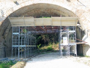 Ponteggi a telai integrato con ponteggio a tubo e giunto per realizzazione di struttura di sicurezza per ponte.