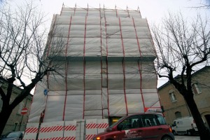 Ponteggio a telai in ferro pilosio particolarmenet adatto per i sui numerosi elemento speciali che lo compongono.