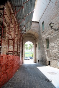 Ponteggio in ferro pilosio necessario per gli elementi speciali che lo compongono.