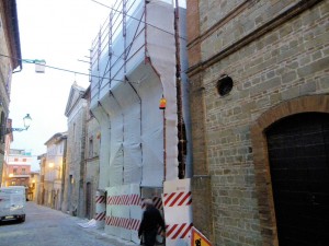 Ponteggio a telai in ferro pilosio relizzato in centro storico con partenza stretta.